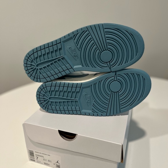 Jordan 1 Mid UNC University Sail Sz 7 women /5.5Y - Picture 4 of 5